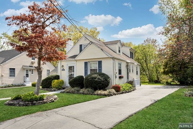 1606 Well Dr, Fair Lawn, NJ 07410