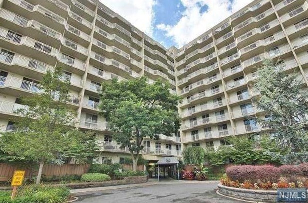 1055 River Rd #902, Edgewater, NJ 07020