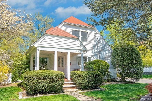 33 Pershing Pl, Cresskill, NJ 07626