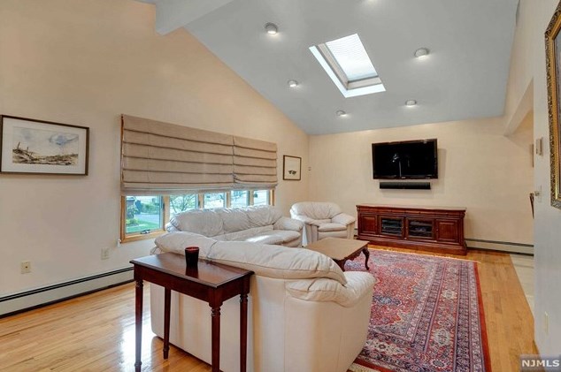 127 Kipp Ave, Lodi, NJ 07644-3037