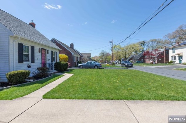 29 Forest Rd, Dumont, NJ 07628