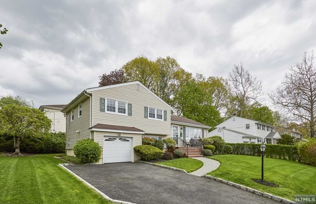 382 Leonard Dr, N Milford, NJ 07646