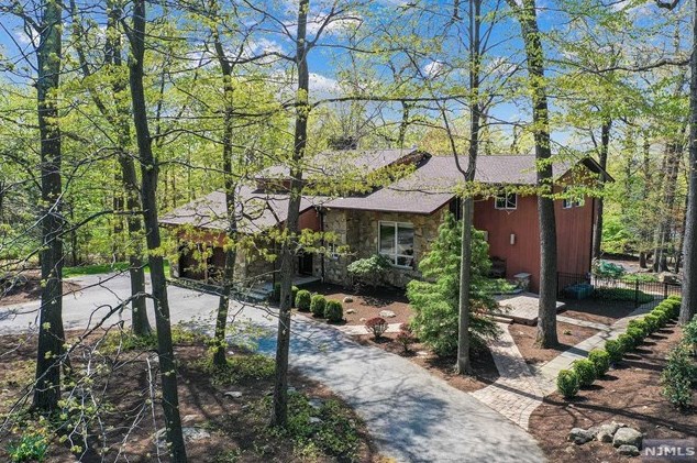 785 Iron Latch Rd, Franklin Lakes, NJ 07417
