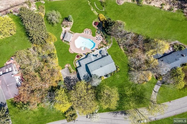 7 Evergreen Dr, Upper Saddle River, NJ 07458