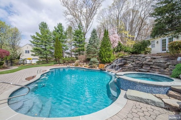 11 Hutton Dr, Mahwah, NJ 07430