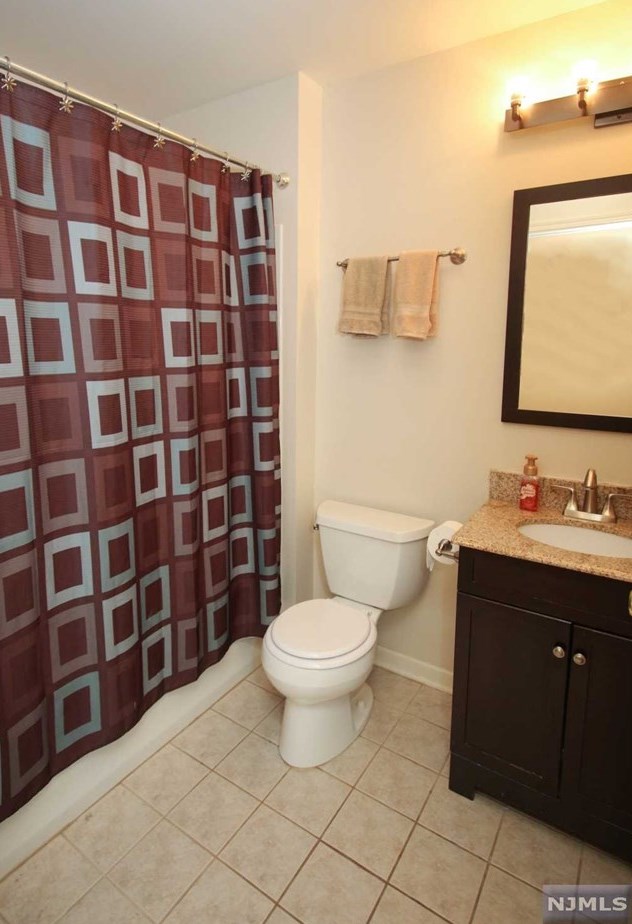 3 Bramble Ct, Hardyston NJ 07419-1240 exterior