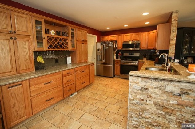 3 Bramble Ct, Hardyston NJ 07419-1240 exterior