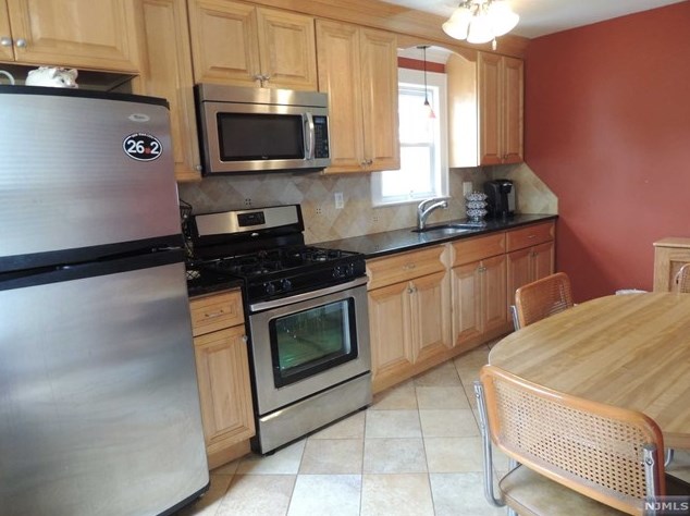 125 Kipp Ave, Elmwood Park NJ  07407-1012 exterior