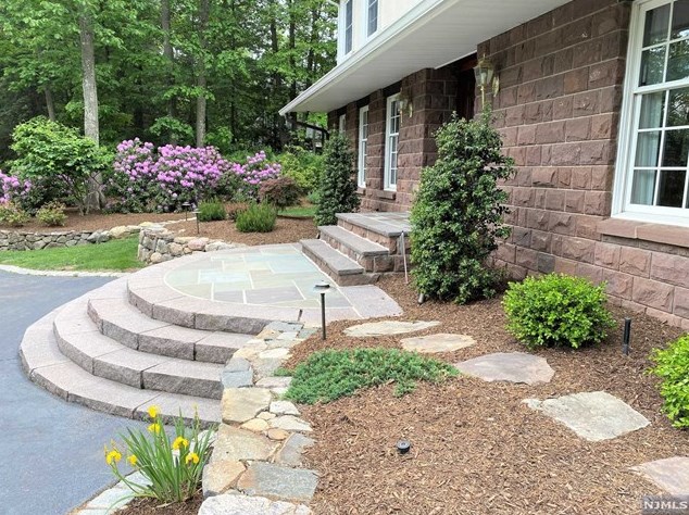 65 W Wildwood Rd, Upper Saddle River, NJ 07458
