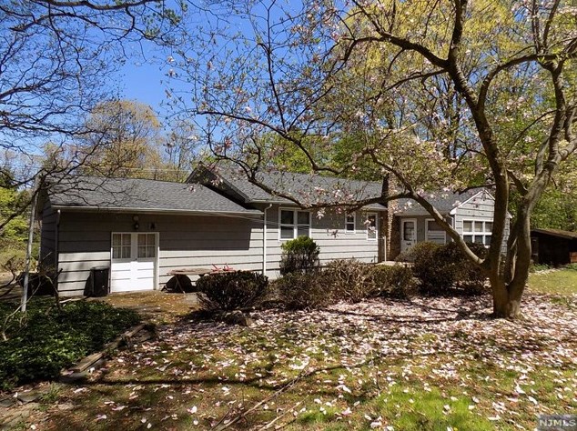 158 Long Hill Rd, Oakland, NJ 07436