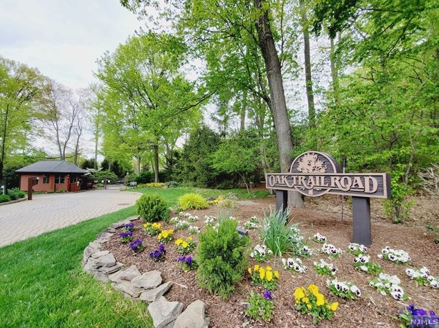 19 Hidden Ledge Rd, Englewood, NJ 07631