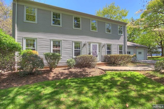 1 Village Ct, Demarest, NJ 07627