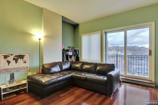 1302 City Pl, Edgewater, NJ 07020