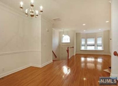 126 Blue Heron Dr, Secaucus, NJ 07094