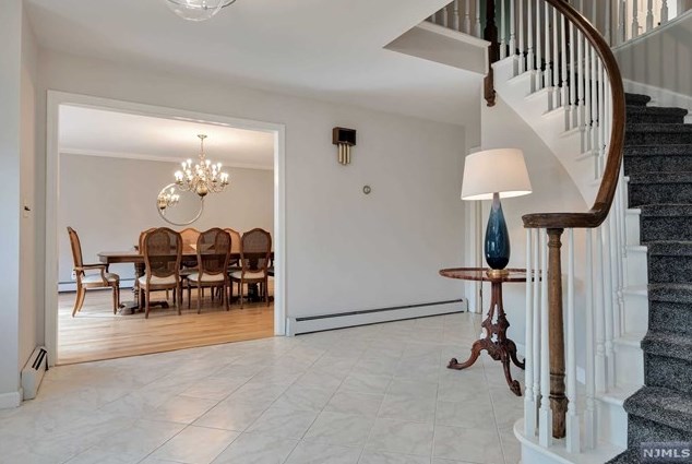 318 Camelot Ct, Wyckoff, NJ 07481