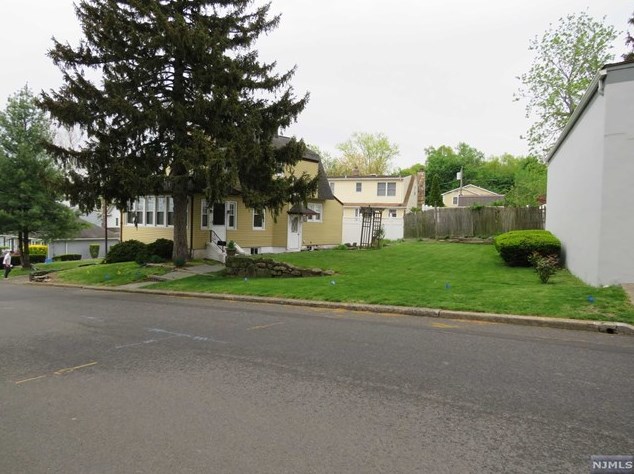 402 Cleveland Ave, Hasbrouck Heights, NJ 07604