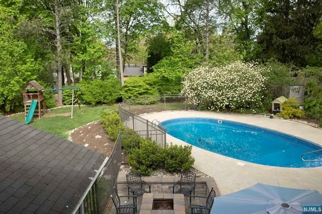 825 Albemarle St, Wyckoff, NJ 07481-1074