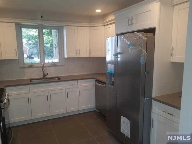 96 Columbus Dr, Tenafly, NJ 07670