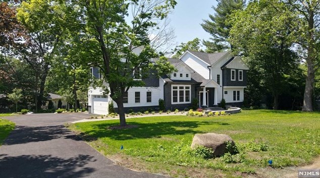 512 Haddon Pl, Franklin Lakes, NJ 07417