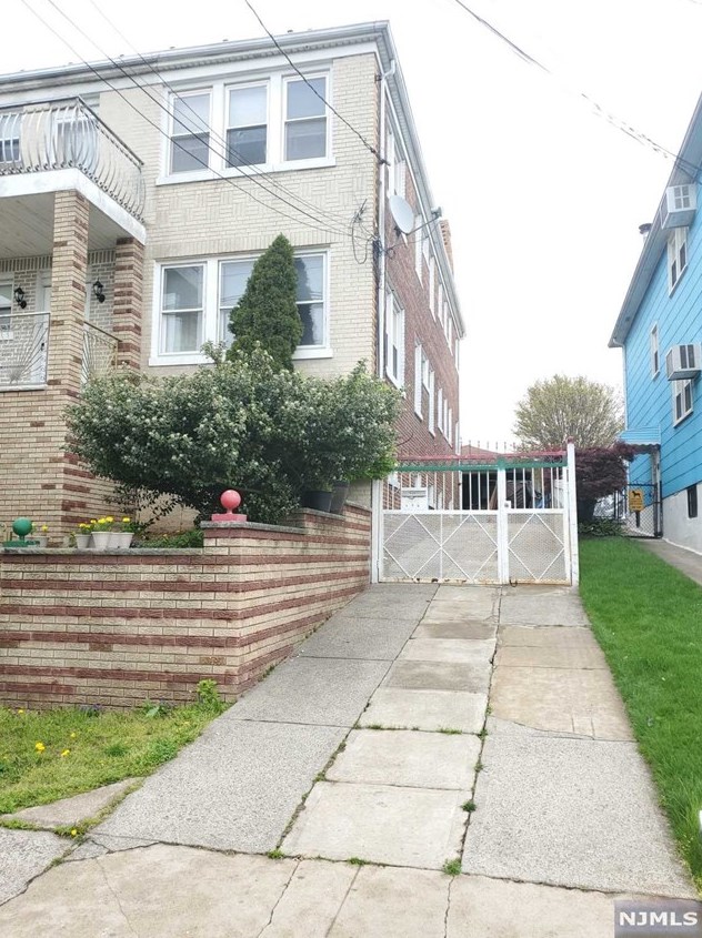 274 Belgrove Dr, Kearny NJ  07032-1625 exterior