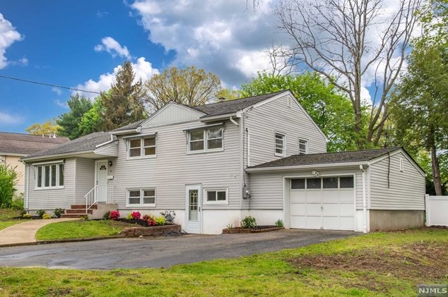 99 Morningside Rd, Paramus, NJ 07652