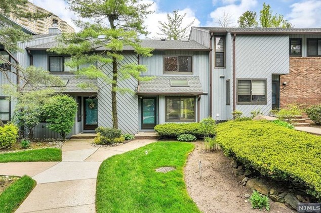 1515 John St, West Fort Lee, NJ 07024-2560