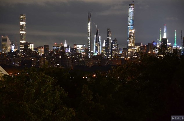 8 Garden Pl Apt 273, Edgewater, NJ 07020
