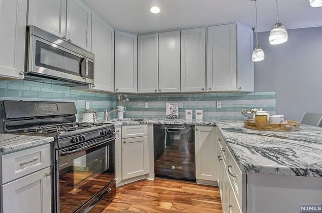 25 Market St, Saddle Brook, NJ 07663-4819