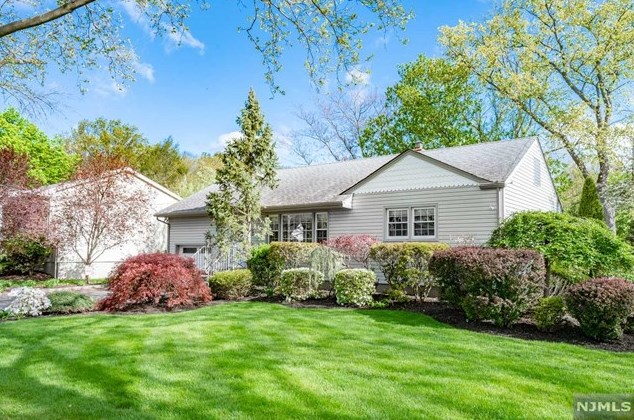 133 Ivanhoe Dr, Paramus, NJ 07652