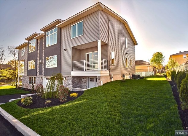 851 Pennsylvania Ave, Lyndhurst, NJ 07071-1316
