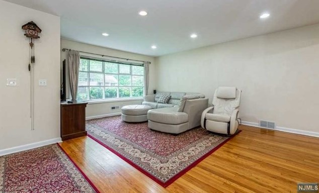 46 Center St, Cresskill, NJ 07626