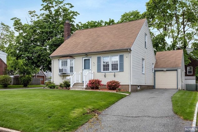 887 Wyoming Ave, Maywood, NJ 07607-1723