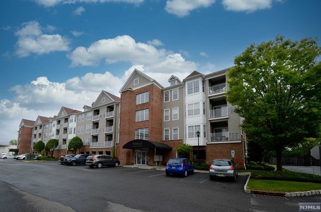 292 Cory Ln, Elmwood Park, NJ 07407
