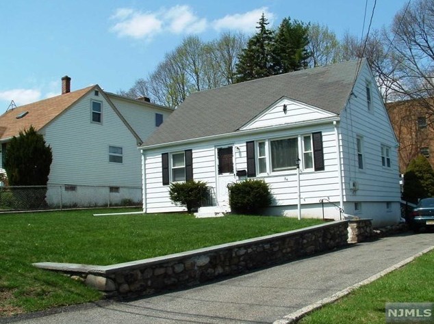 84 Eastview Ave, Mahwah, NJ 07430