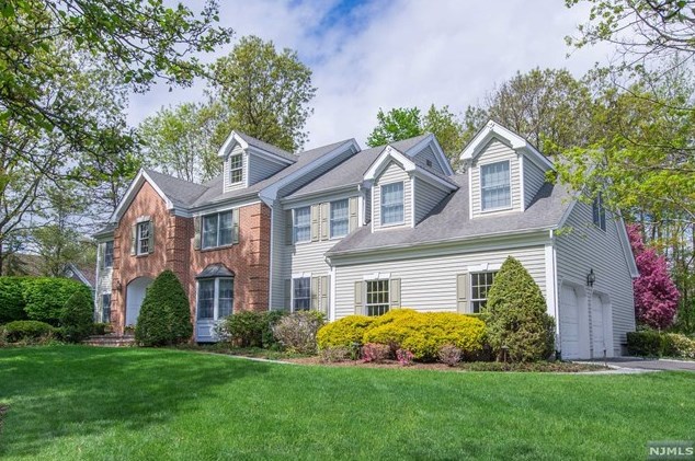 511 Old Post Rd, Wyckoff, NJ 07481-1559