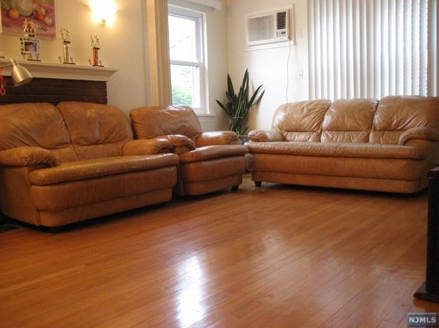 280 Whiteman St, West Fort Lee NJ  07024-5631 exterior