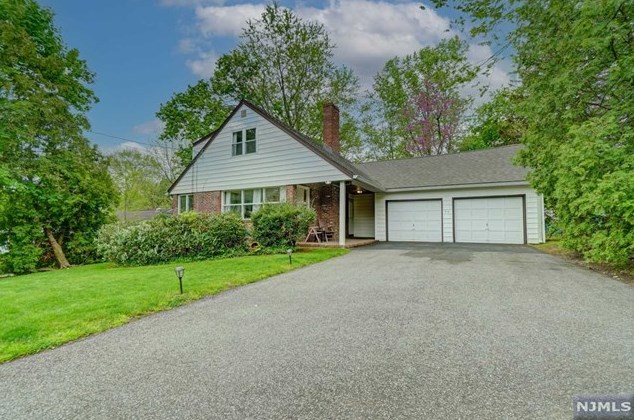 60 Woodmere Ln, Tenafly, NJ 07670-1923