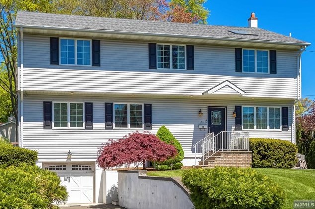23 Hudson Pl, Ridgewood, NJ 07452