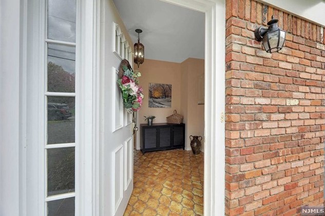 5 Shadow Ln, Montvale, NJ 07645