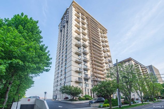 160 Overlook Ave, Hackensack NJ  07601-2203 exterior