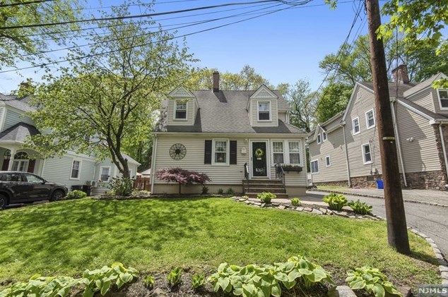 7 Erie Pl, Nutley, NJ 07110-1705