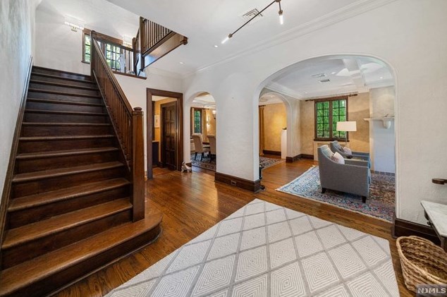 378 Crest Rd, Ridgewood, NJ 07450