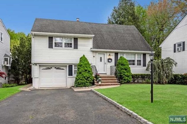 19 Hobart Ct, Rochelle Park, NJ 07662