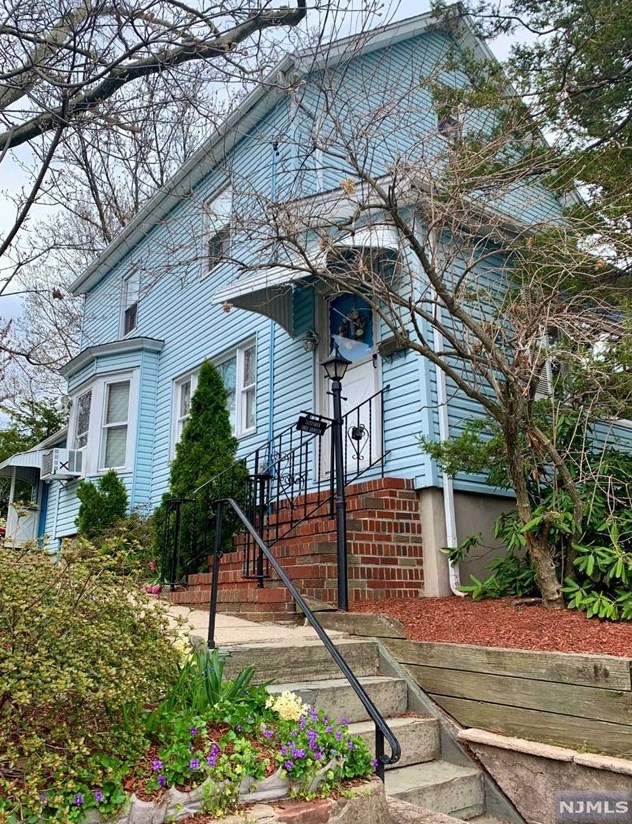 318 4th St, Carlstadt, NJ 07072-1127