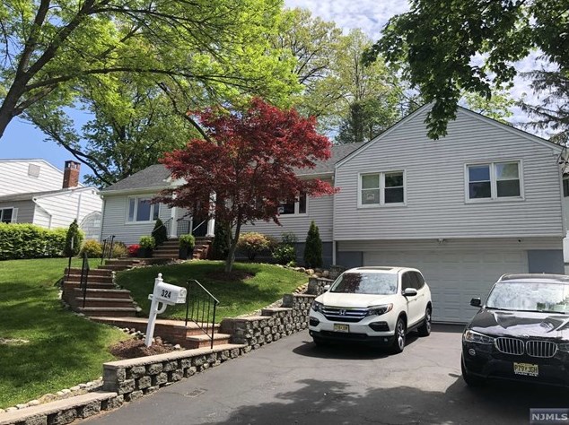 324 Maplewood Dr, Paramus, NJ 07652
