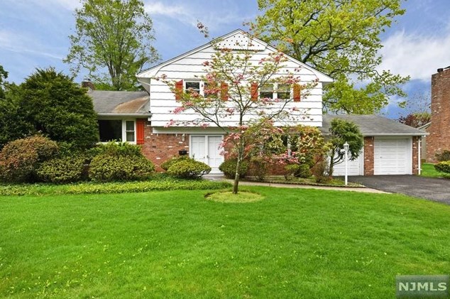 111 Beechwood Rd, Oradell, NJ 07649