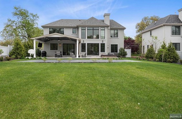 325 Spring Valley Rd, Paramus, NJ 07652