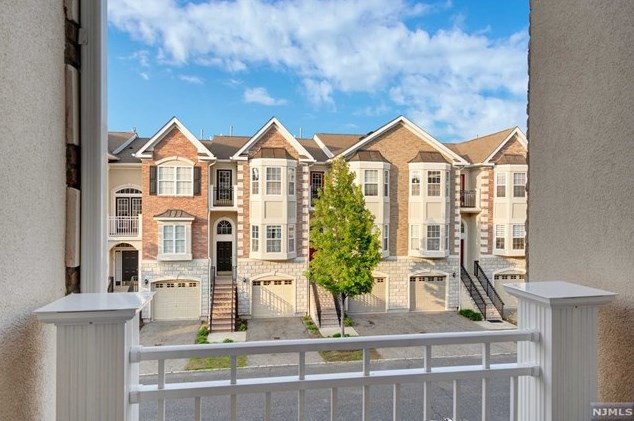 8 Mallard Pl, Secaucus, NJ 07094-2930