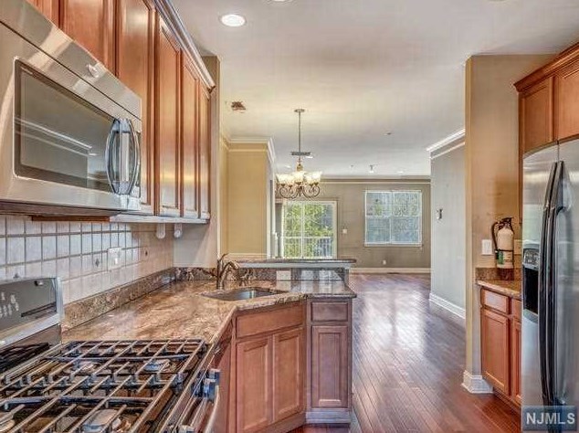 8 Mallard Pl, Secaucus NJ  07094-2930 exterior