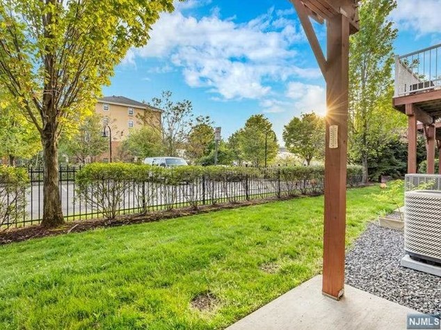 8 Mallard Pl, Secaucus NJ  07094-2930 exterior